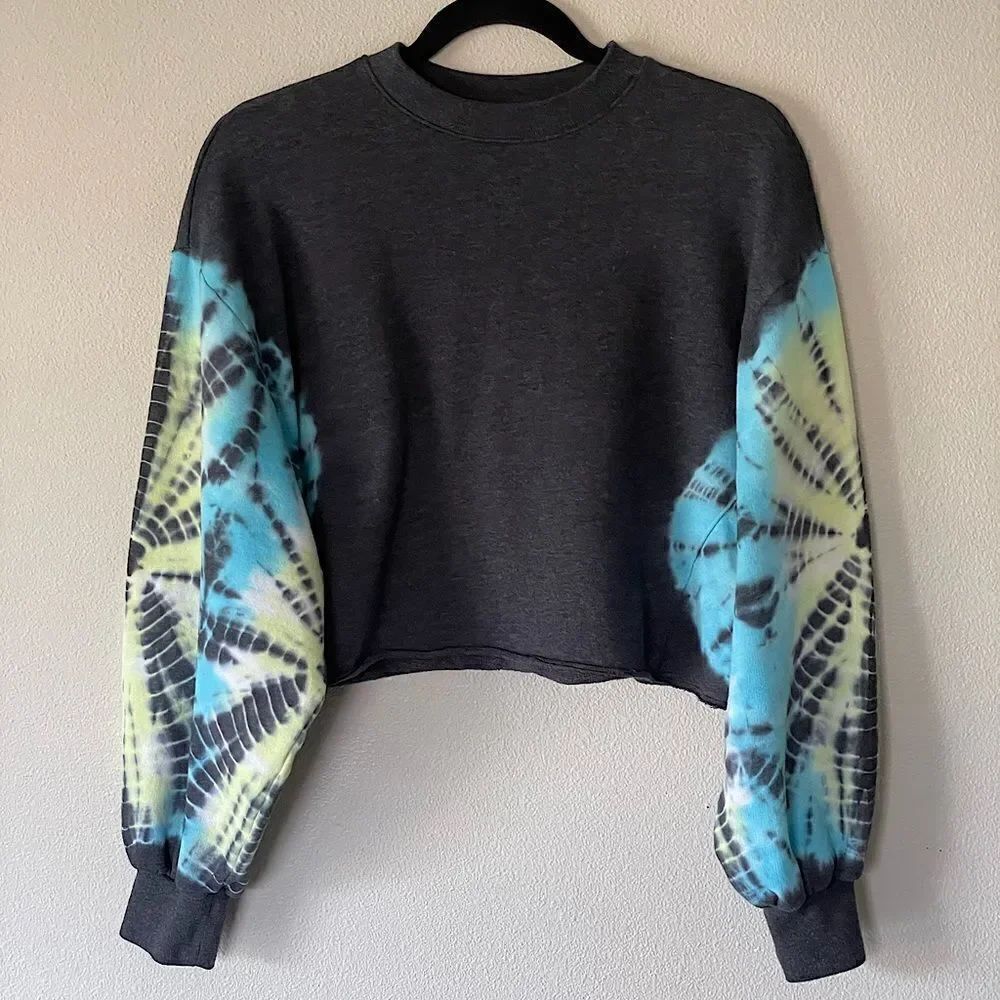 Victoria’s Secret PINK Dark Gray & Tie-Dye-Sleeve Cropped Sweatshirt. Size XS.